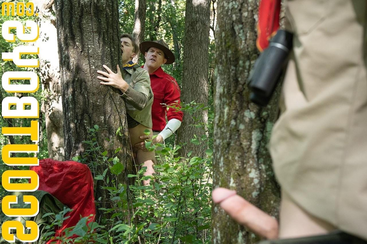 20P Scoutmaster Wolf disfruta del sexo anal estilo perrito con un jovencito en el bosque