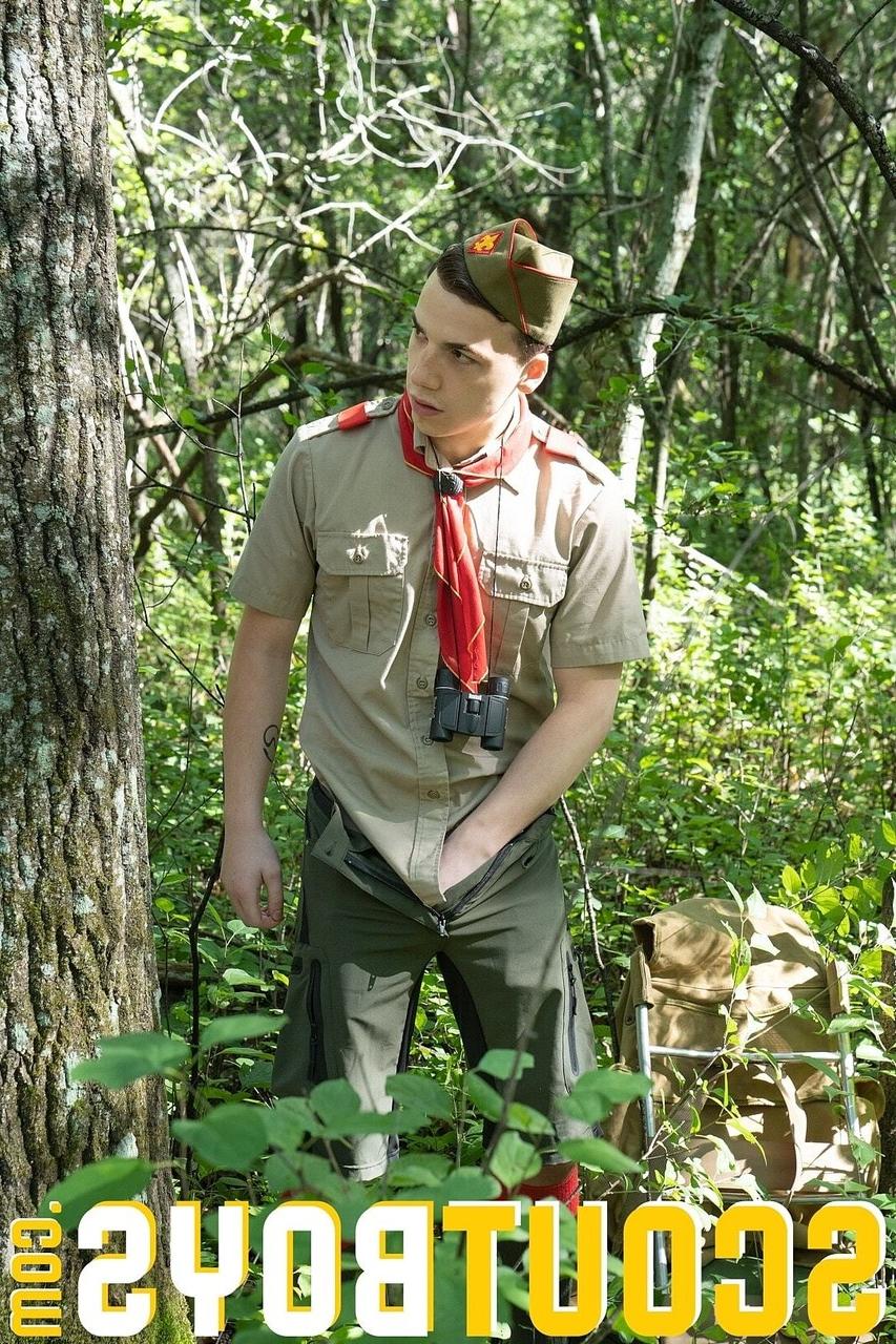 20P Scoutmaster Wolf disfruta del sexo anal estilo perrito con un jovencito en el bosque