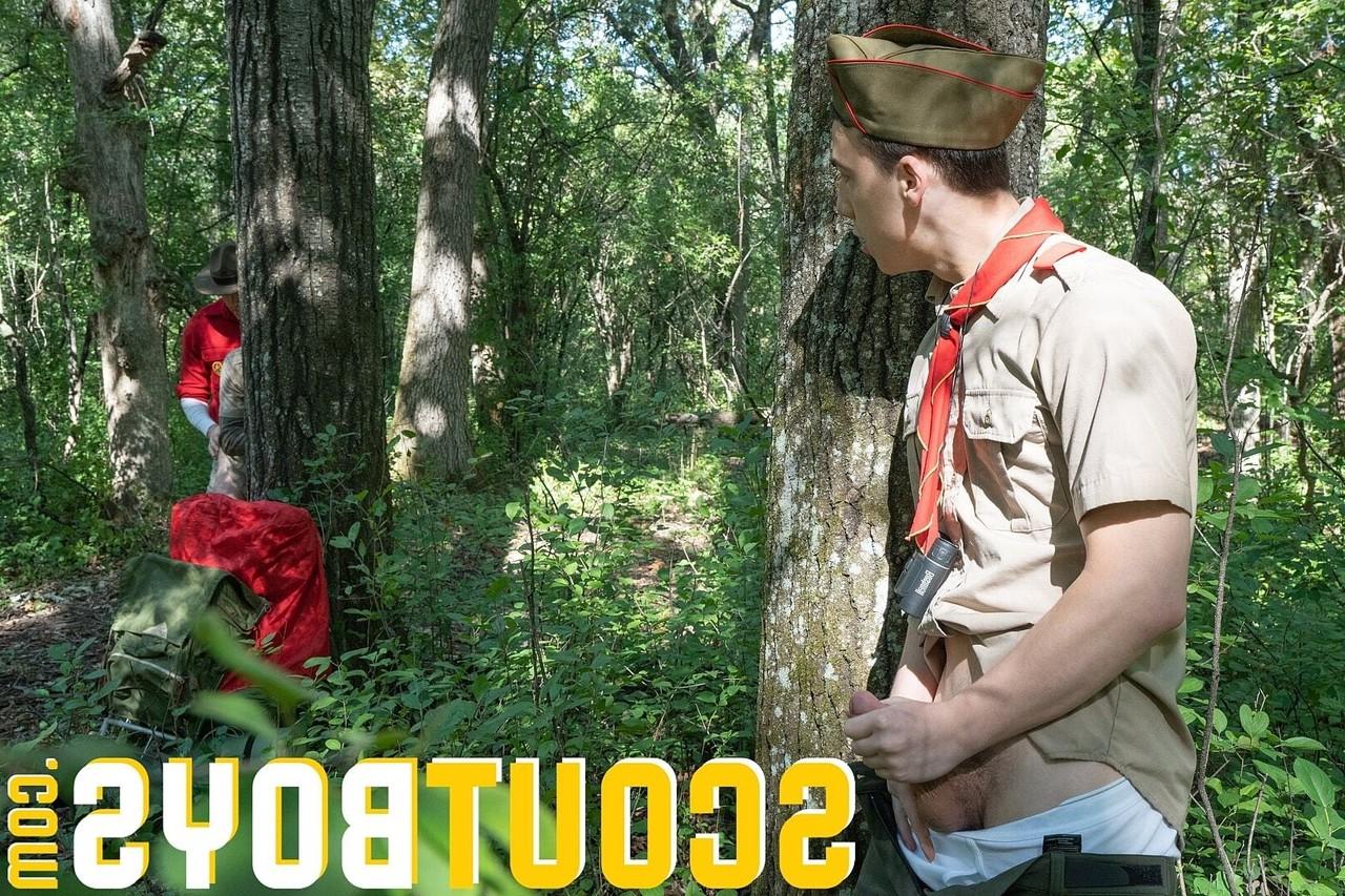 20P Scoutmaster Wolf disfruta del sexo anal estilo perrito con un jovencito en el bosque