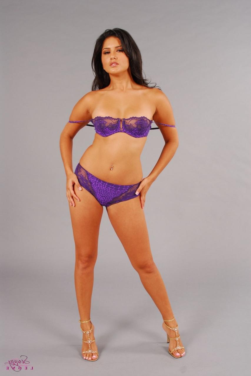 18P La sexy morena Sunny Leone se hace topless con las bragas hasta las rodillas