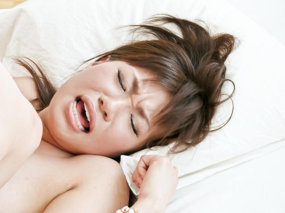15P La japonaise Kana Mimura reçoit des éjaculations faciales après une double pénétration