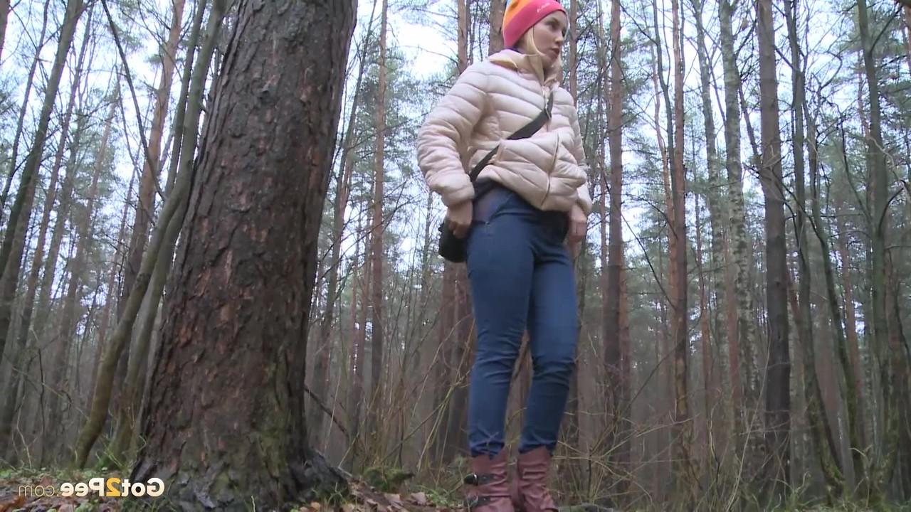 15P A loira Anya abaixa a calça jeans para mijar na floresta