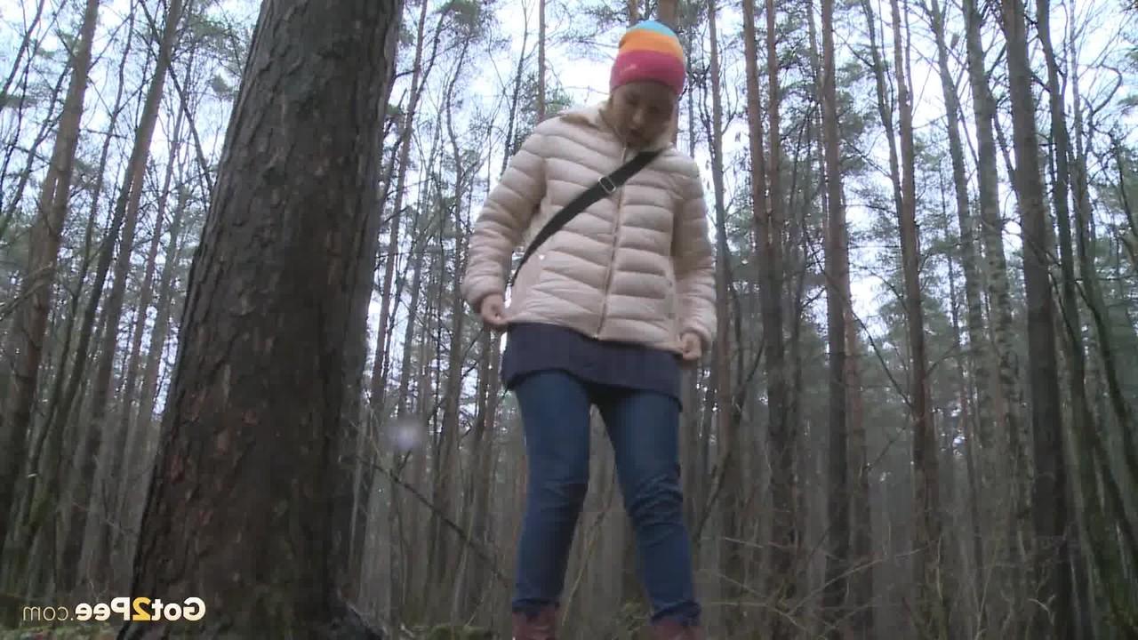 15P A loira Anya abaixa a calça jeans para mijar na floresta