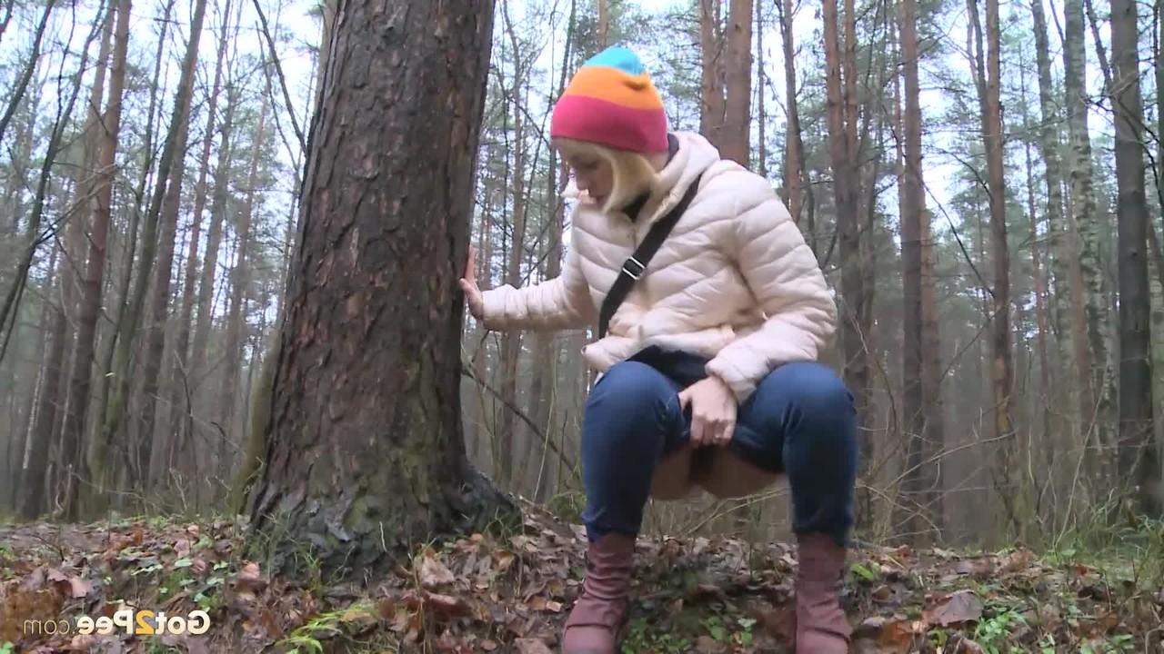 15P A loira Anya abaixa a calça jeans para mijar na floresta
