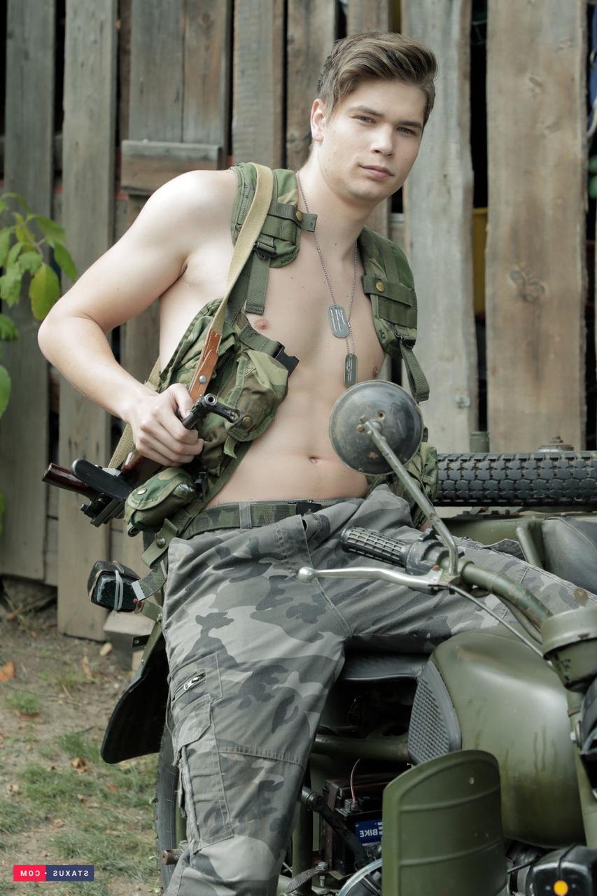 15P Homens gays militares Jaro Stone e Charlie Keller fazem sexo anal selvagem ao ar livre