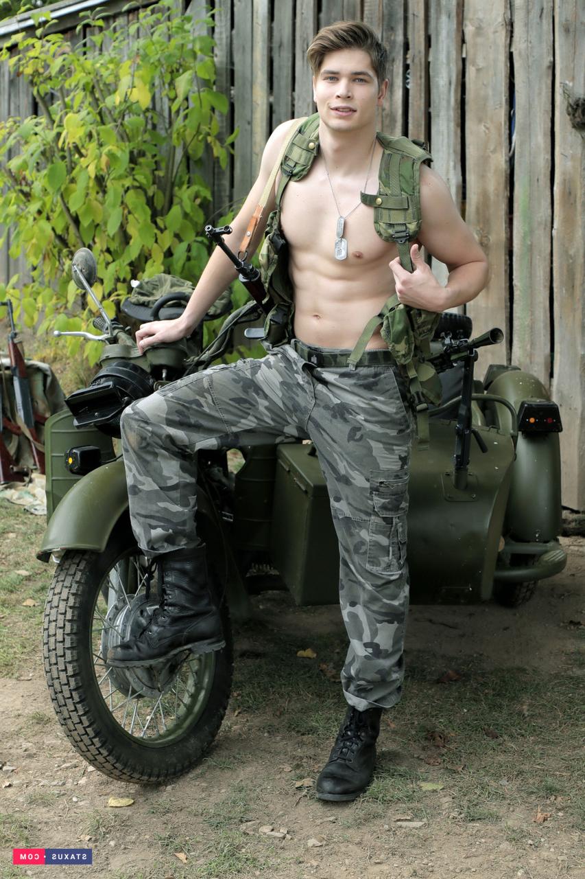 15P Homens gays militares Jaro Stone e Charlie Keller fazem sexo anal selvagem ao ar livre
