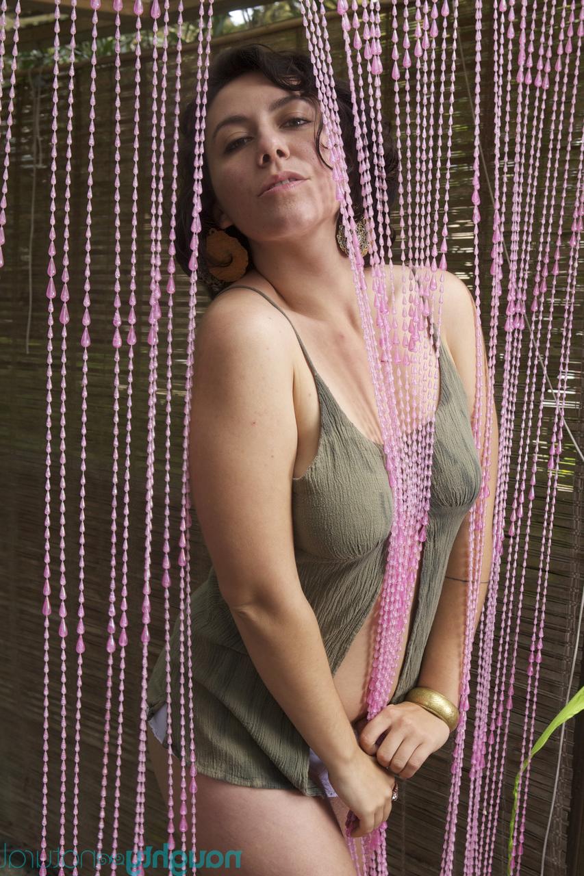 20P A amadora sexy Nikki Silver exibe suas axilas peludas e bunda gostosa ao ar livre