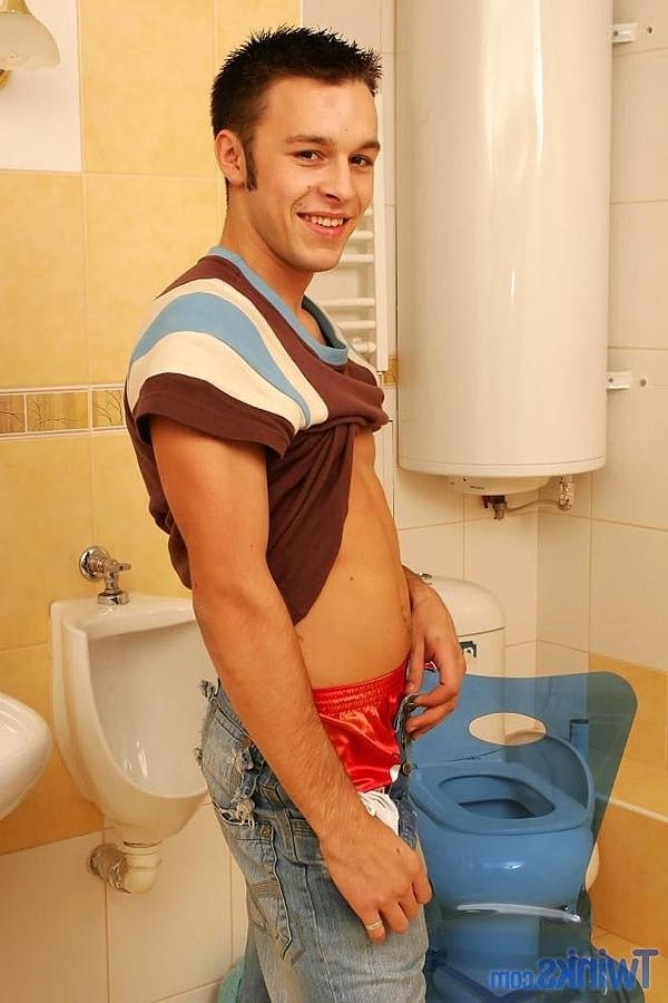20P La jolie brune gay Tyler E se déshabille et se masturbe dans les toilettes publiques