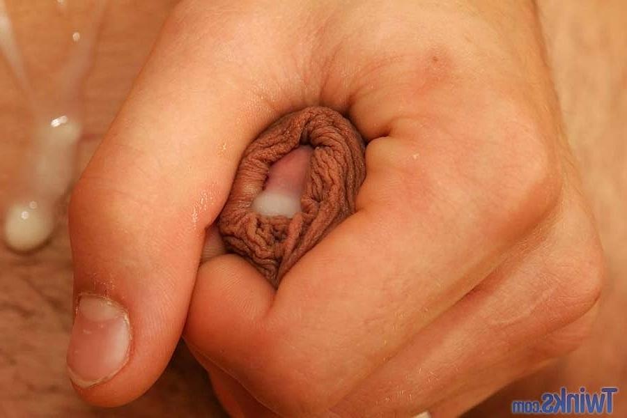20P La jolie brune gay Tyler E se déshabille et se masturbe dans les toilettes publiques