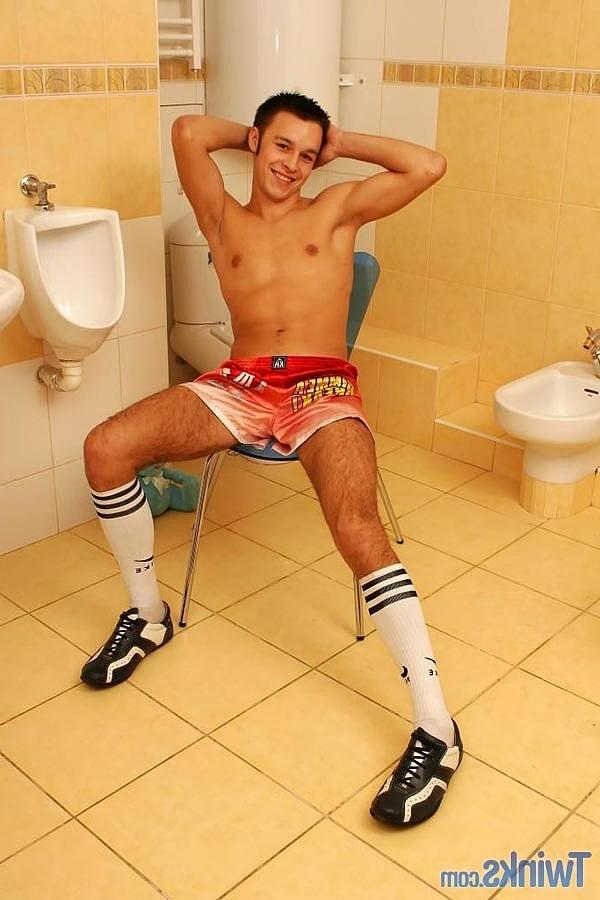 20P La jolie brune gay Tyler E se déshabille et se masturbe dans les toilettes publiques