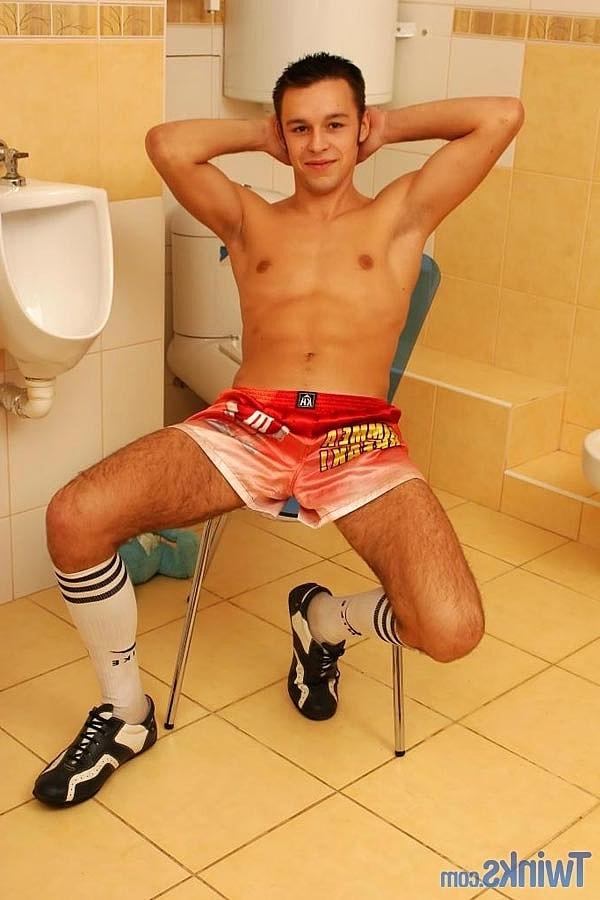 20P La jolie brune gay Tyler E se déshabille et se masturbe dans les toilettes publiques
