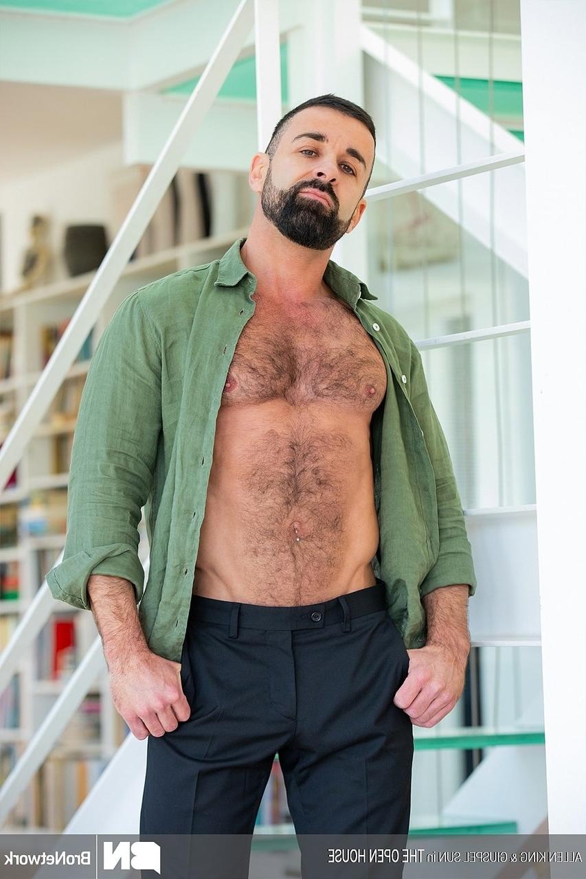 20P Hung gay Allen King wanks while enjoying anal sex with a bodybuilder