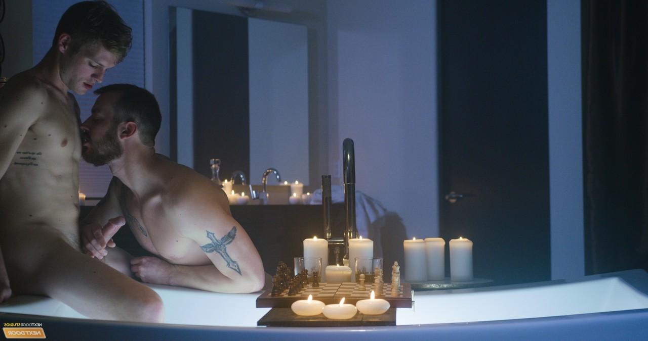 20P Los gays sexys Mark Long y Ty Thomas se besan y se meten en una bañera