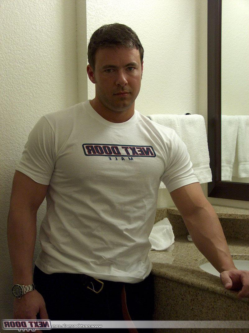 20P Brunette Chance montre ses énormes muscles sexy et se masturbe en solo