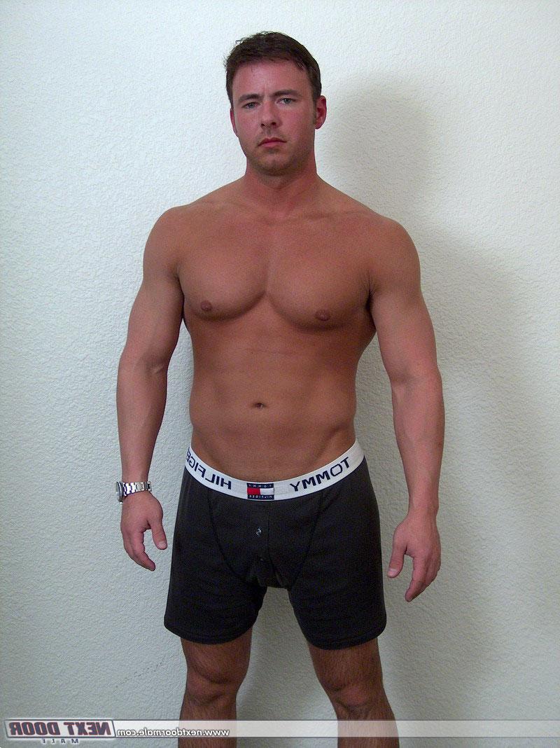 20P Brunette Chance montre ses énormes muscles sexy et se masturbe en solo