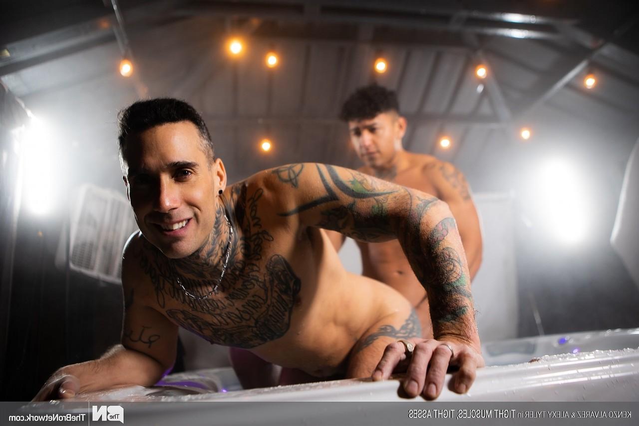 20P Os gays musculosos e sensuais Alexy Tyler e Kenzo Alvarez transam em uma banheira cheia de vapor