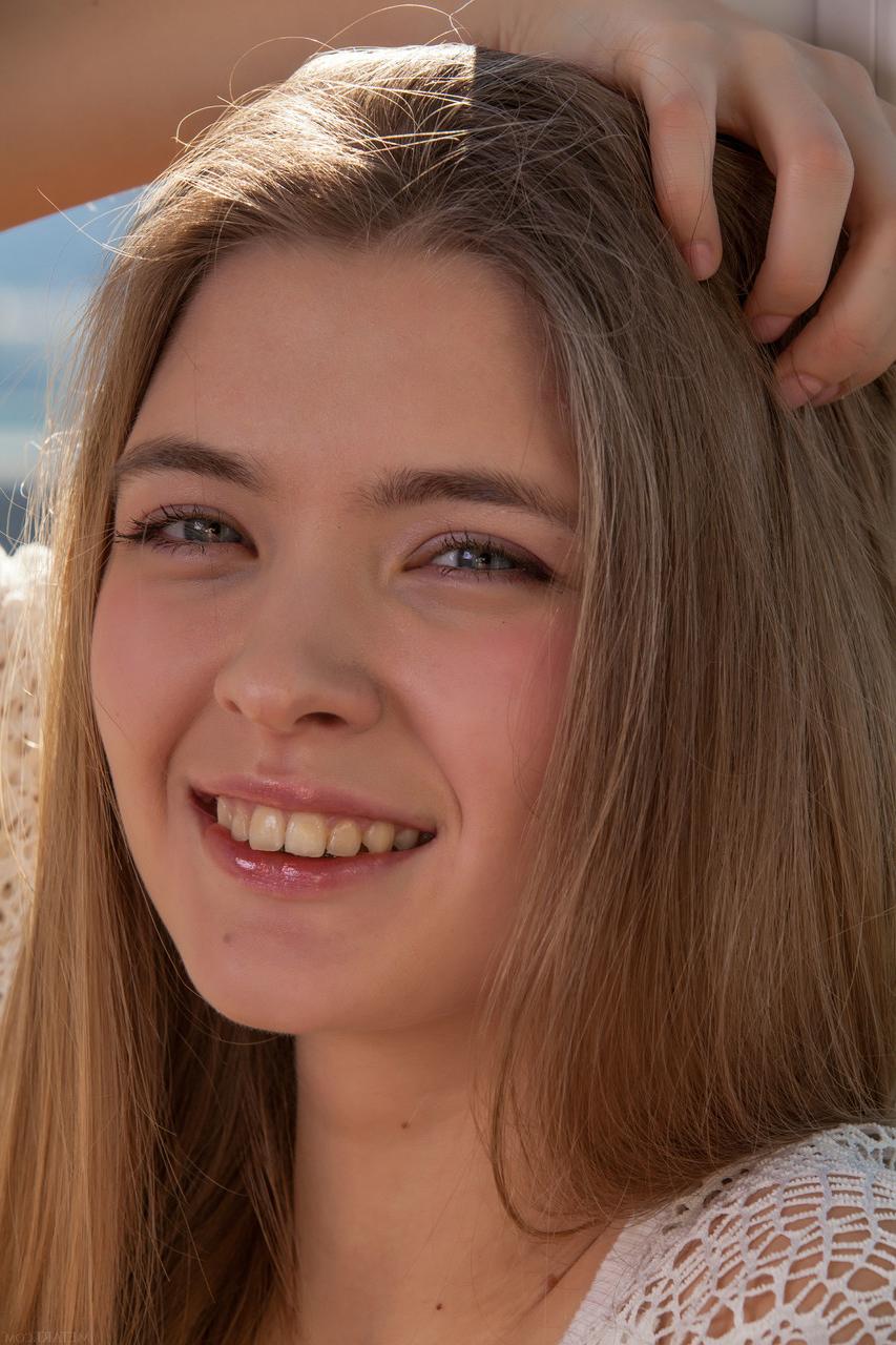 20P La bella rubia Sigrid posa desnuda y se toca junto a la ventana