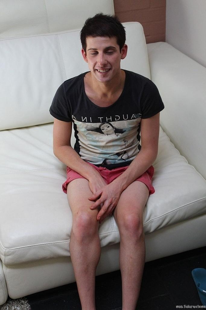 20P O moreno gay esguio Max Shine se masturbando com um Fleshlight em um solo