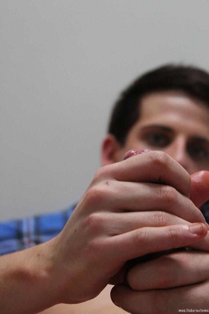 20P O moreno gay esguio Max Shine se masturbando com um Fleshlight em um solo