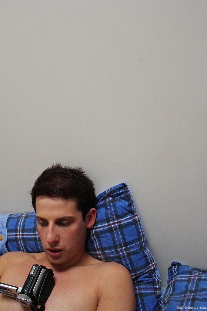20P O moreno gay esguio Max Shine se masturbando com um Fleshlight em um solo