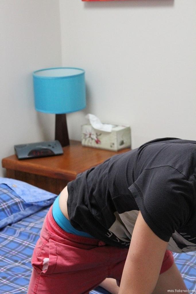 20P O moreno gay esguio Max Shine se masturbando com um Fleshlight em um solo