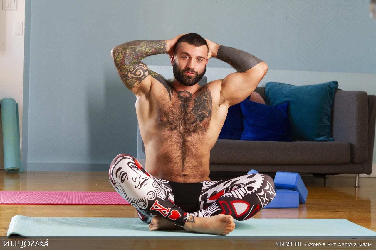 20P Markus Kage, gay musclé, a des relations sexuelles anales avec des fesses chaudes lors d'une séance de yoga