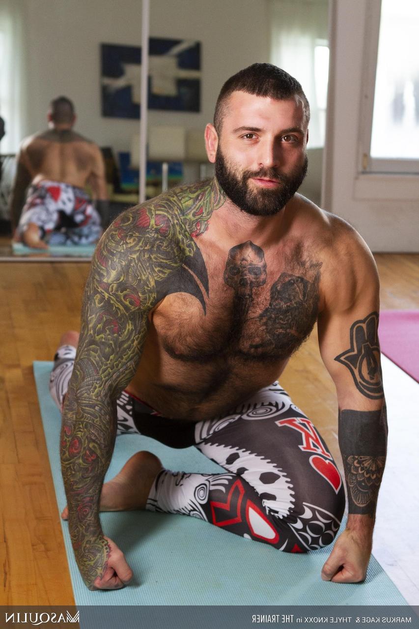 20P Markus Kage, gay musclé, a des relations sexuelles anales avec des fesses chaudes lors d'une séance de yoga