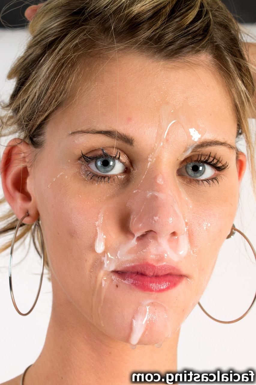20P Blonde maigre suce une énorme bite et prend un soin du visage monstre au casting