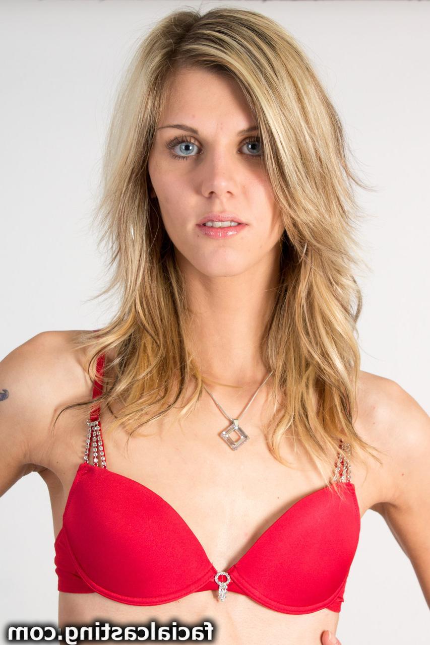 20P Blonde maigre suce une énorme bite et prend un soin du visage monstre au casting