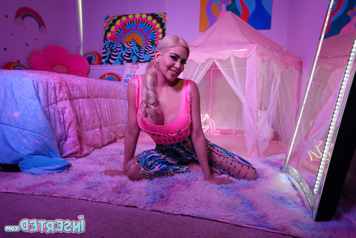 20P La rubia latina Caitlin Bell se desnuda totalmente en la cama
