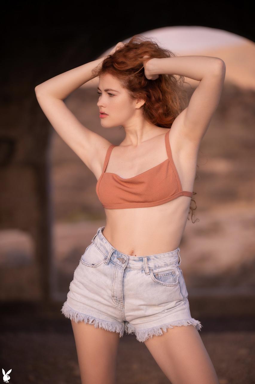 20P La jolie fille Heidi Romanova exhibe ses jolis seins dans un strip-tease sexy en plein air.