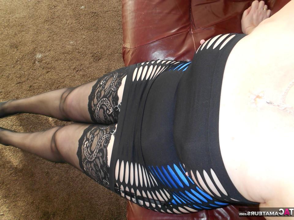 17P Die extravagante rothaarige SSBBW entblößt riesige große Titten, um sexy Dessous in High Heels zu modellieren