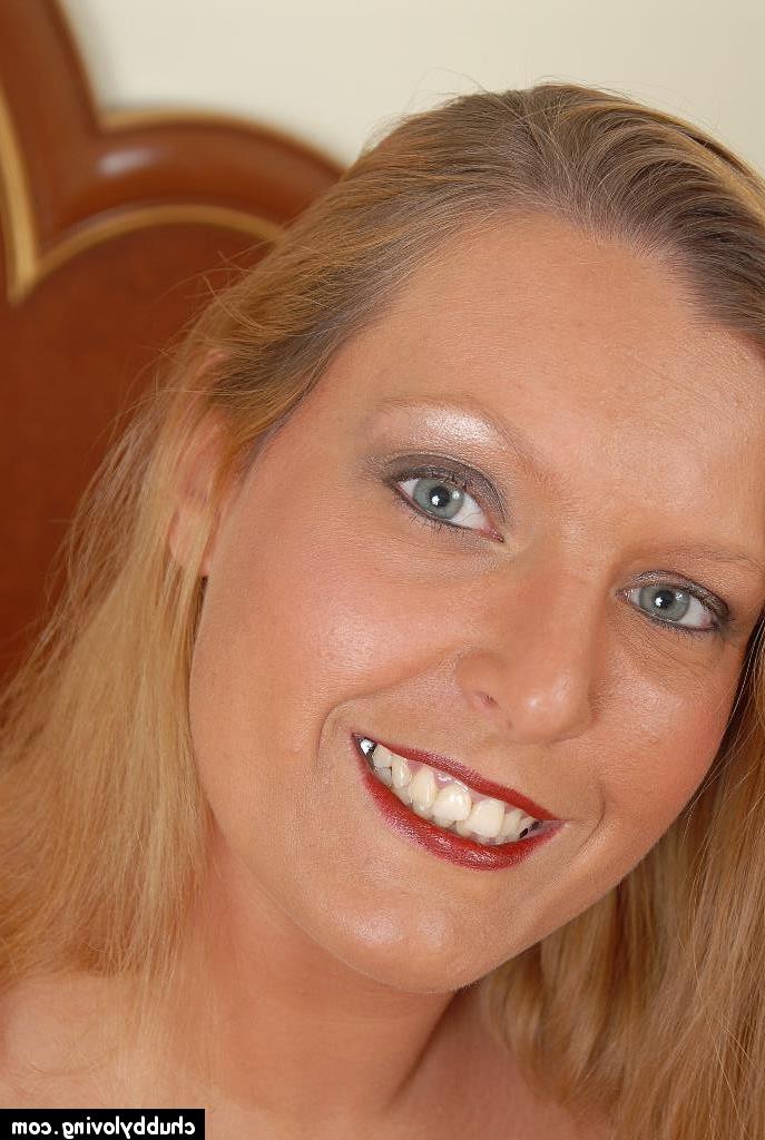 16P Die fette reife Alexys masturbiert ihre akkurate Vagina vor der Kamera