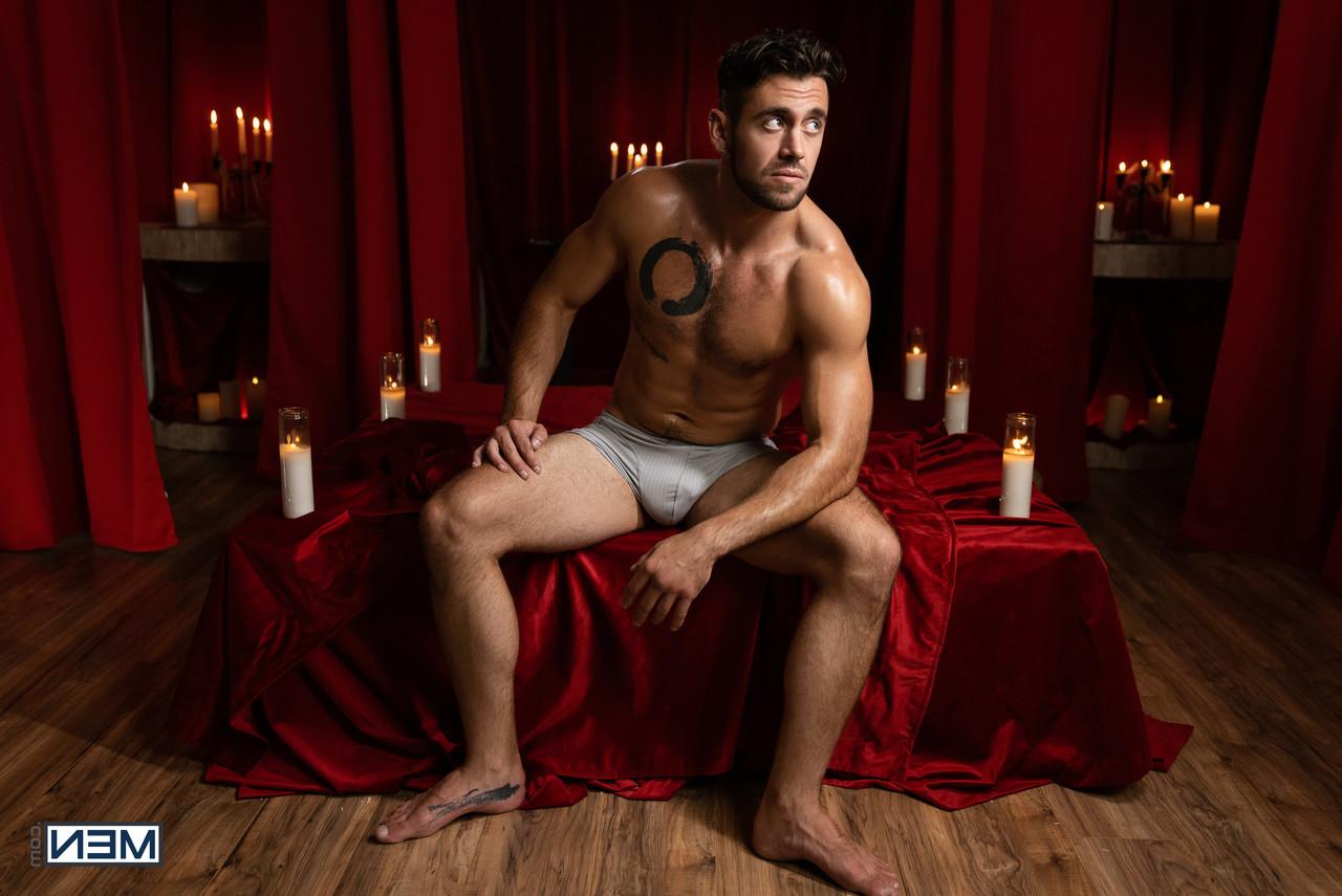 20P Der schwule Bodybuilder Dante Colle fingert und fickt den Arsch von Twink Cristiano