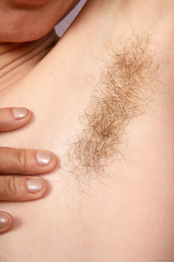 16P A senhora de meia idade Kristina expõe seu arbusto totalmente natural no supino