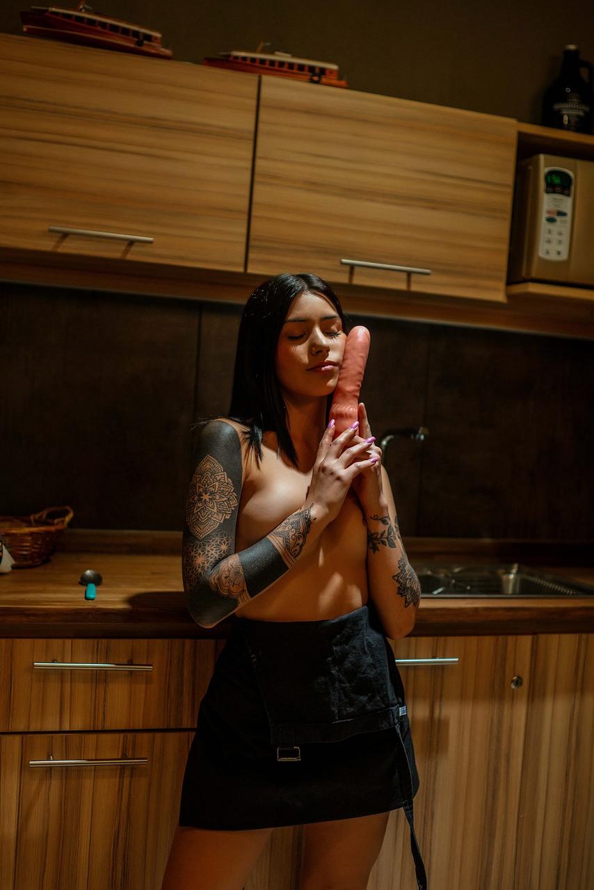 14P Curvy brunette bombshell Mili Pie flaunts her big booty while topless