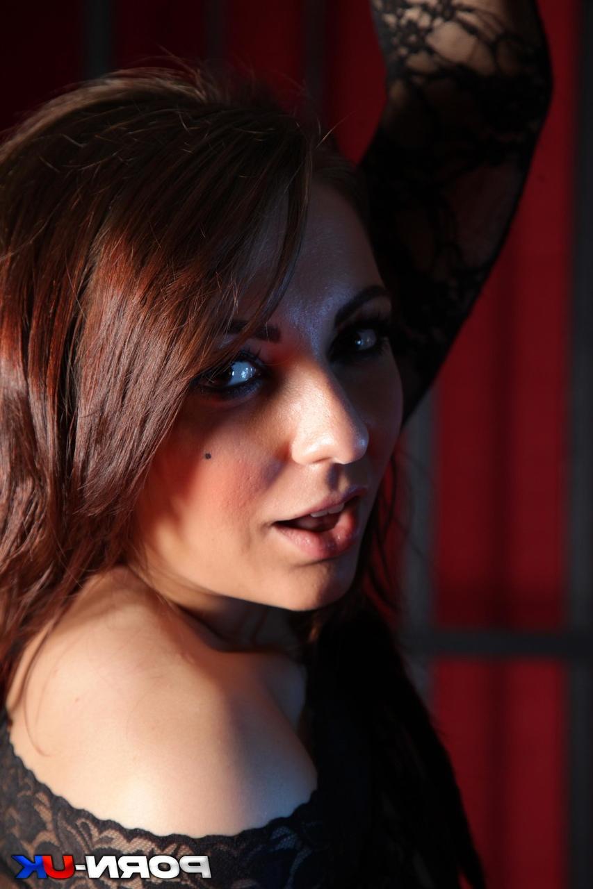 20P La brune Crystal Coxxx expose son fantastique gros cul et se fait baiser.