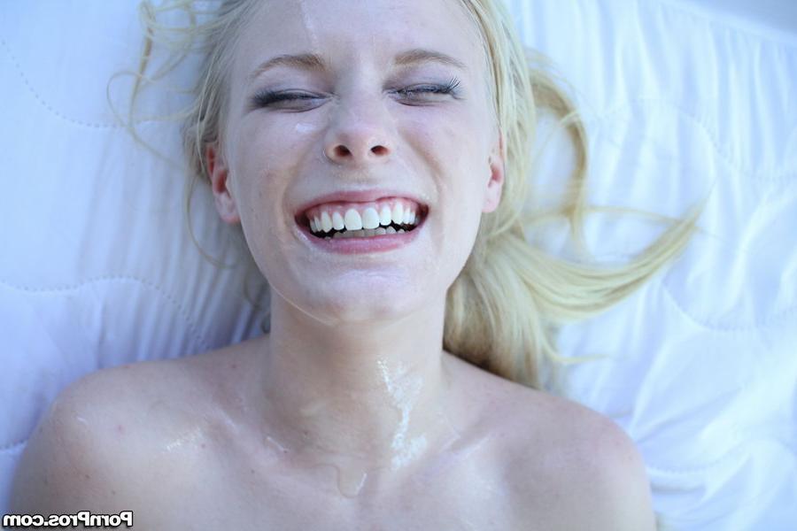15P Une blonde de 18 ans porte du sperme sur le visage après des jeux BDSM avec un ami
