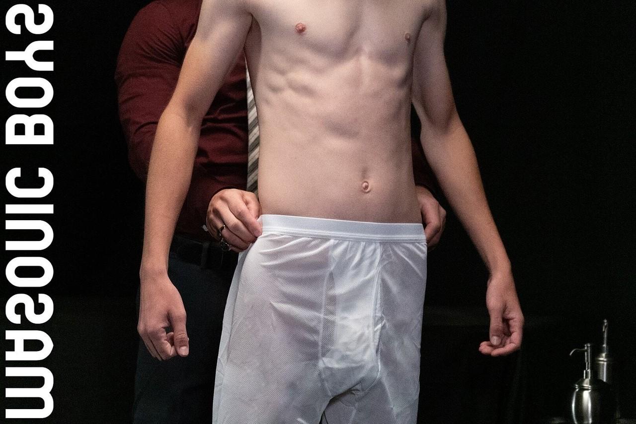 20P Masters Cox y Fantana se desnudan y se follan al jovencito gay flaco Andram sobre la mesa