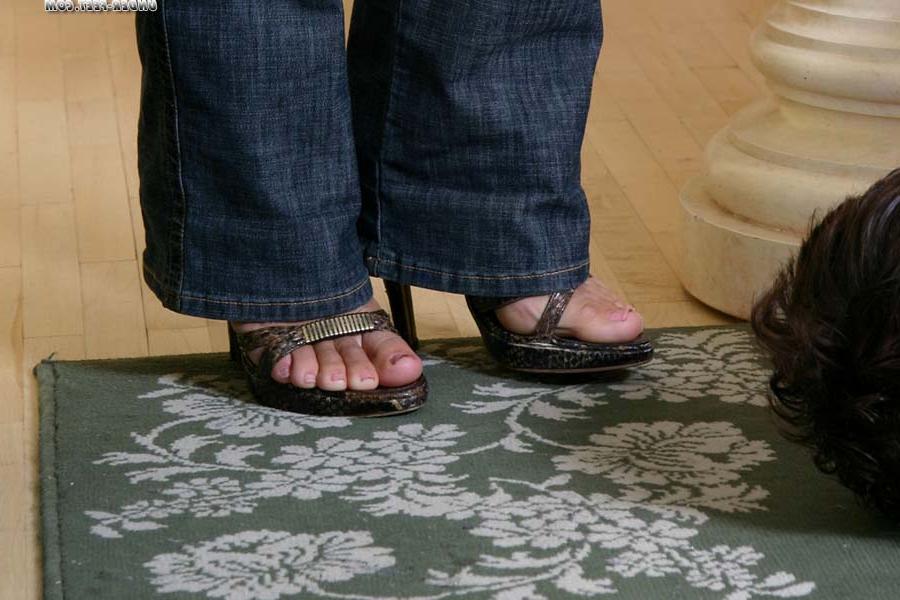16P 裸の奴隷少年は服を着た女性の靴と足を崇拝することを強制される