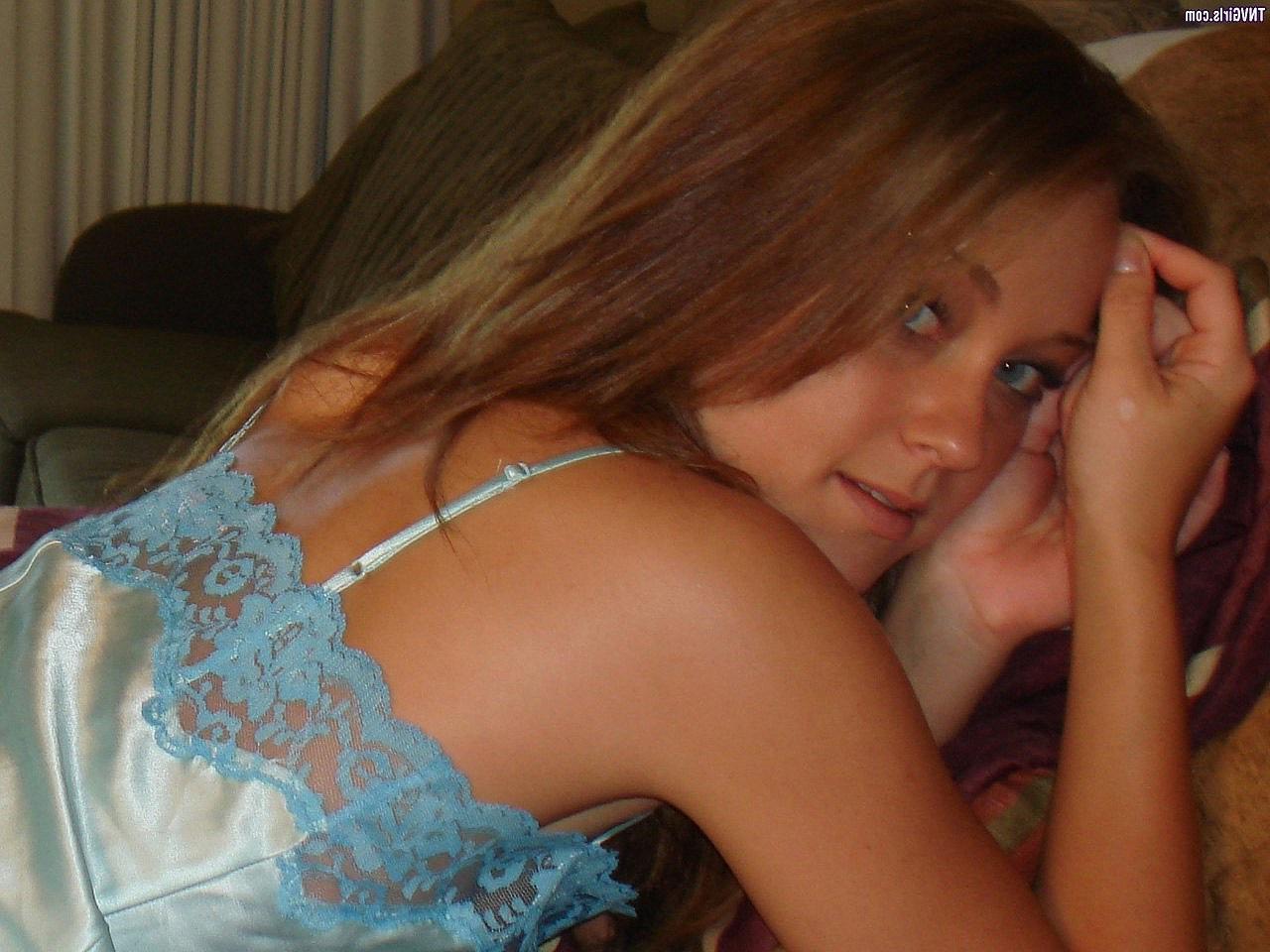 20P Nena bonita se quita la lencería y revela sus hermosas tetas adolescentes en la cama