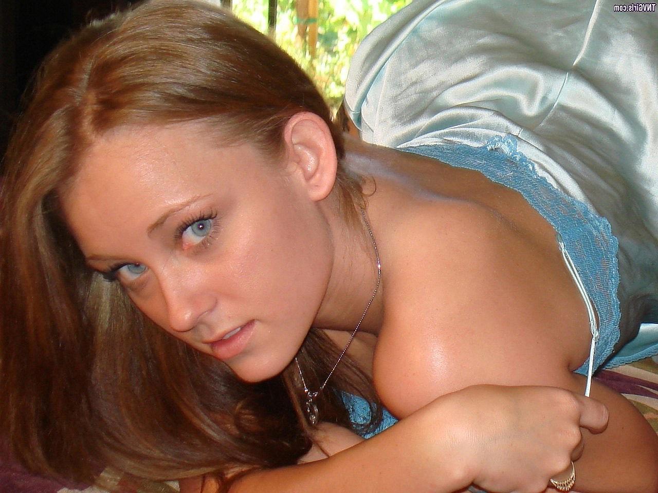 20P Nena bonita se quita la lencería y revela sus hermosas tetas adolescentes en la cama