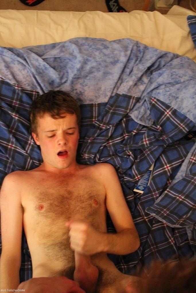 20P Arthur Candy et Nic Naughty, mecs gays amateurs maigres, se baisent
