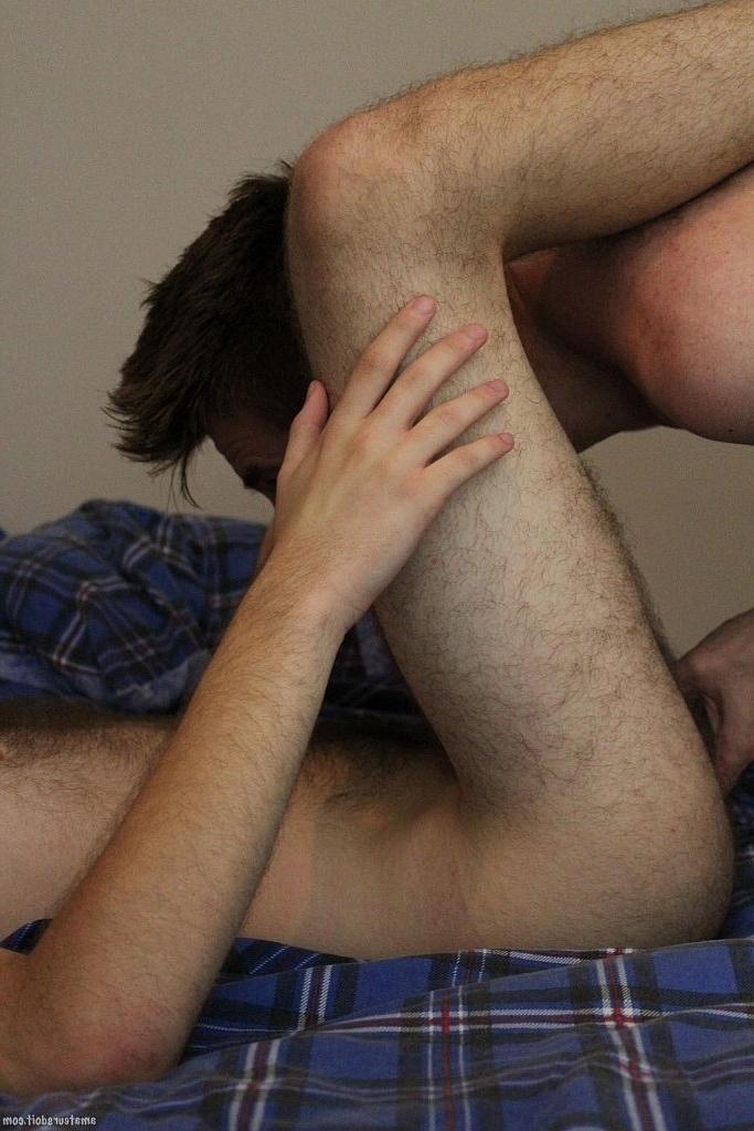 20P Arthur Candy et Nic Naughty, mecs gays amateurs maigres, se baisent