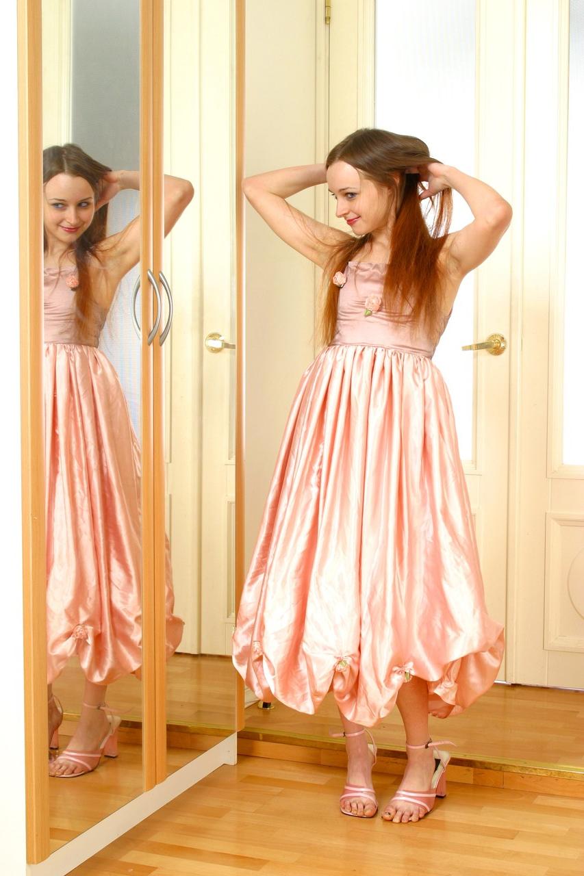 20P A adolescente amadora Melissa tira seu vestido elegante e enfia um brinquedo no cu