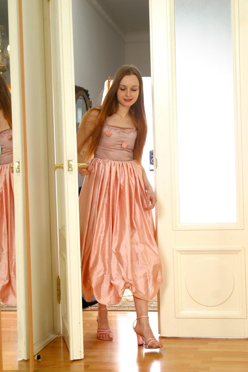 20P A adolescente amadora Melissa tira seu vestido elegante e enfia um brinquedo no cu