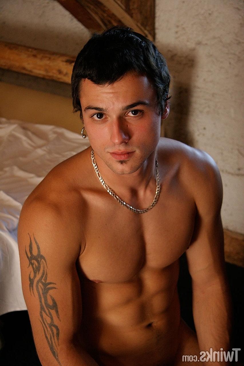 20P De beaux amis gays se donnent du plaisir oral au chalet