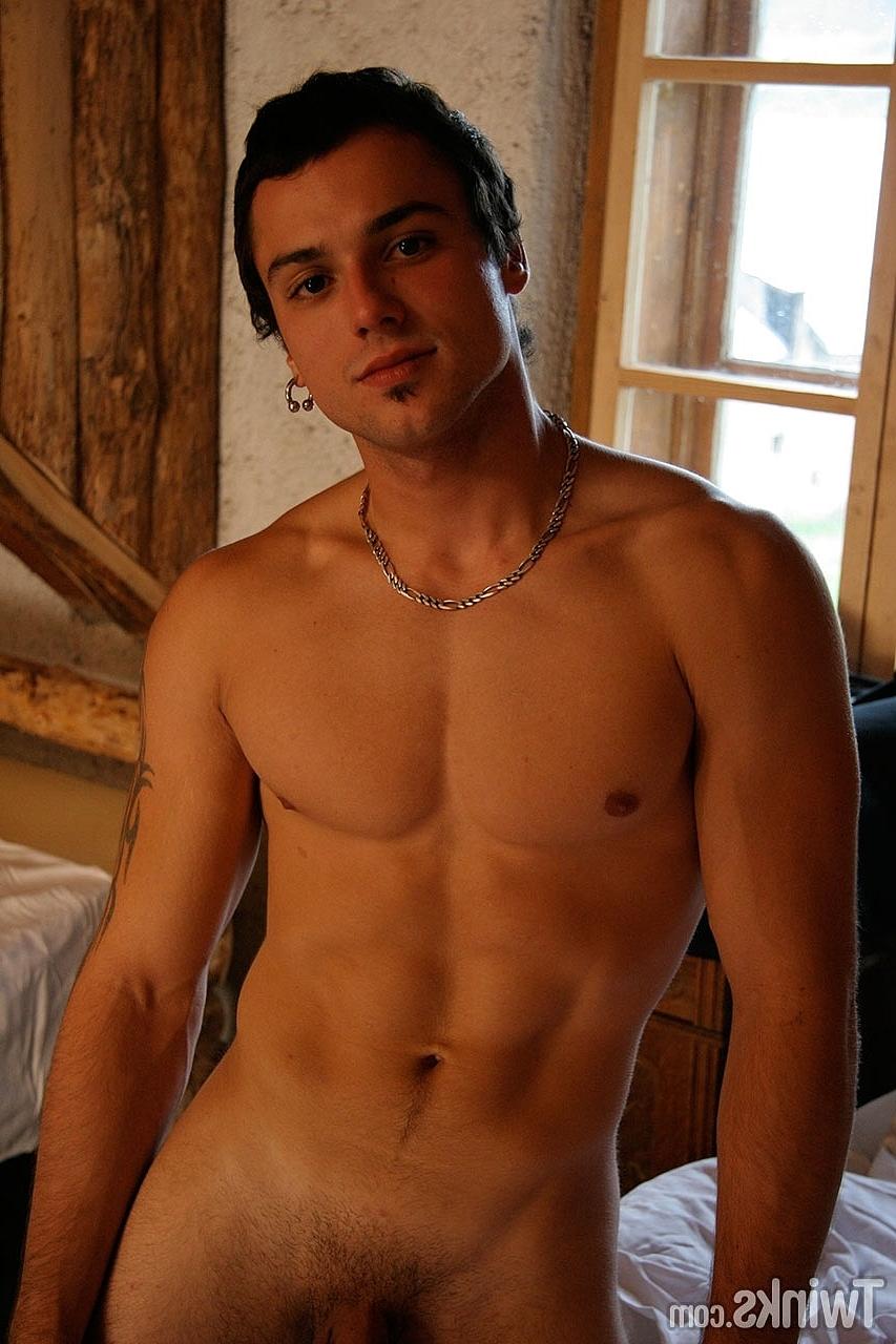 20P De beaux amis gays se donnent du plaisir oral au chalet