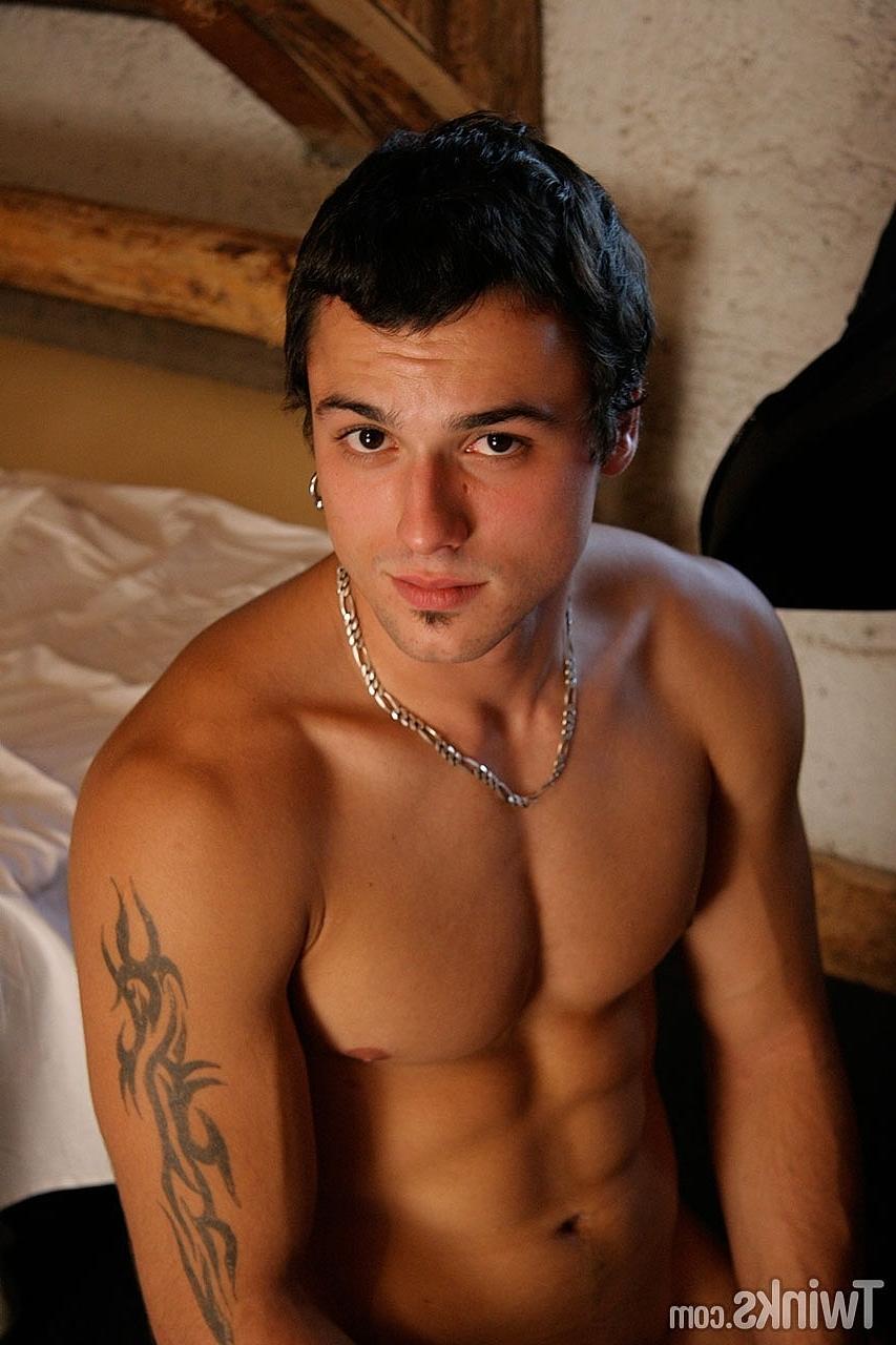 20P De beaux amis gays se donnent du plaisir oral au chalet