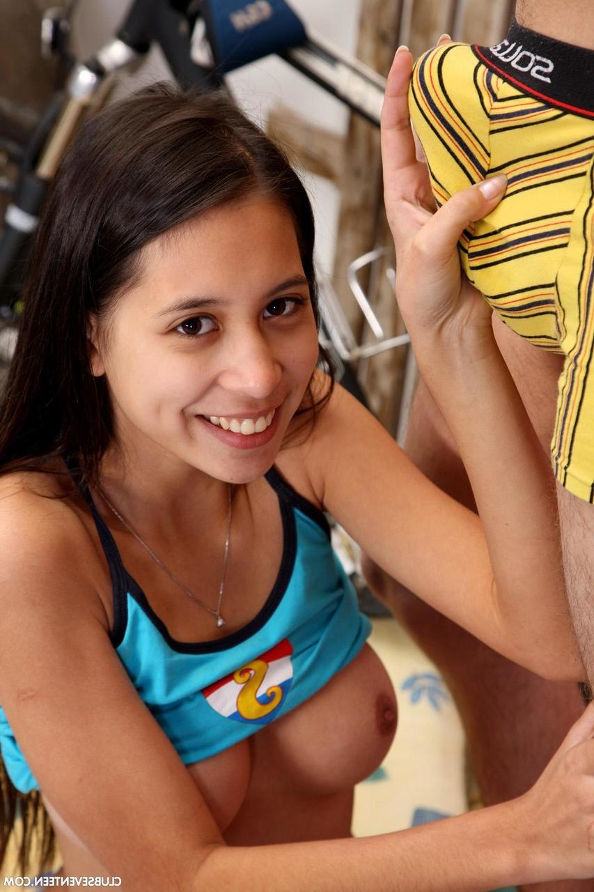 20P La superbe jeune européenne Paula O suce et baise un inconnu qu'elle vient de rencontrer.